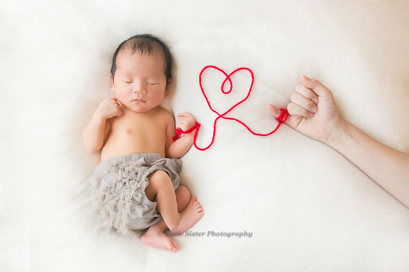 新生児がママとハートで繋がっている